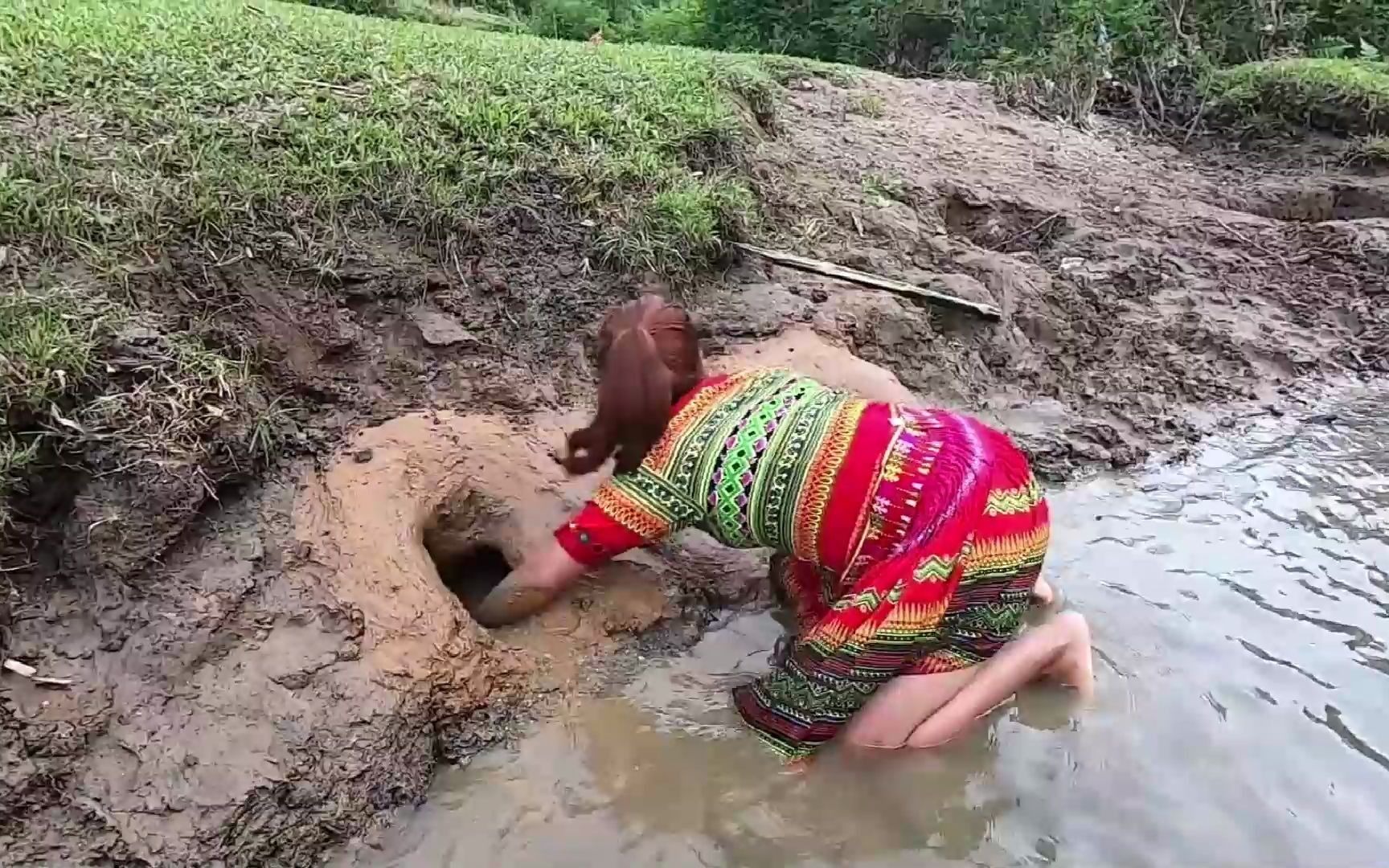 女孩玩泥巴打滚图片