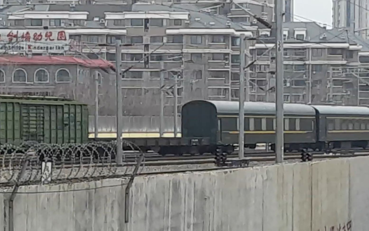 hxd3d拉z235进保定站,遇hxd2b拉水表车