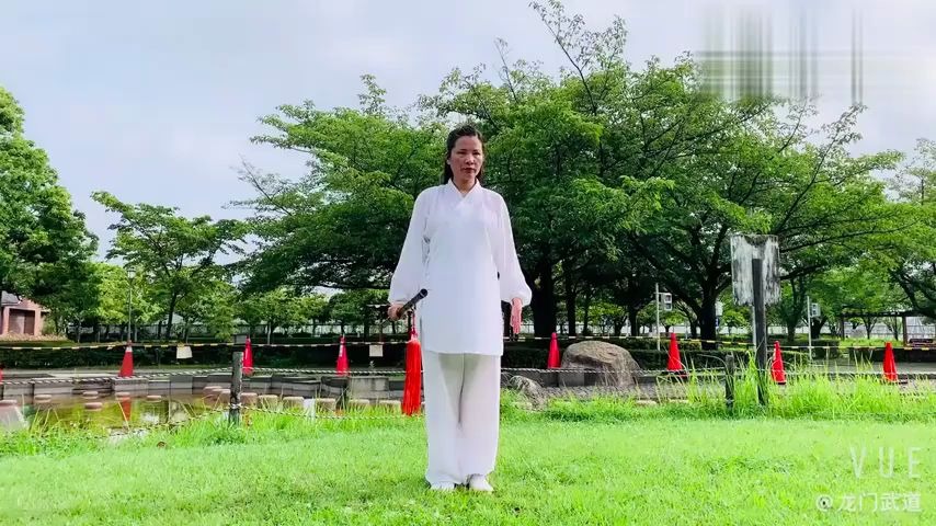 太极拳老师黄冬梅现场演练龙门太极拳玉萧笛!