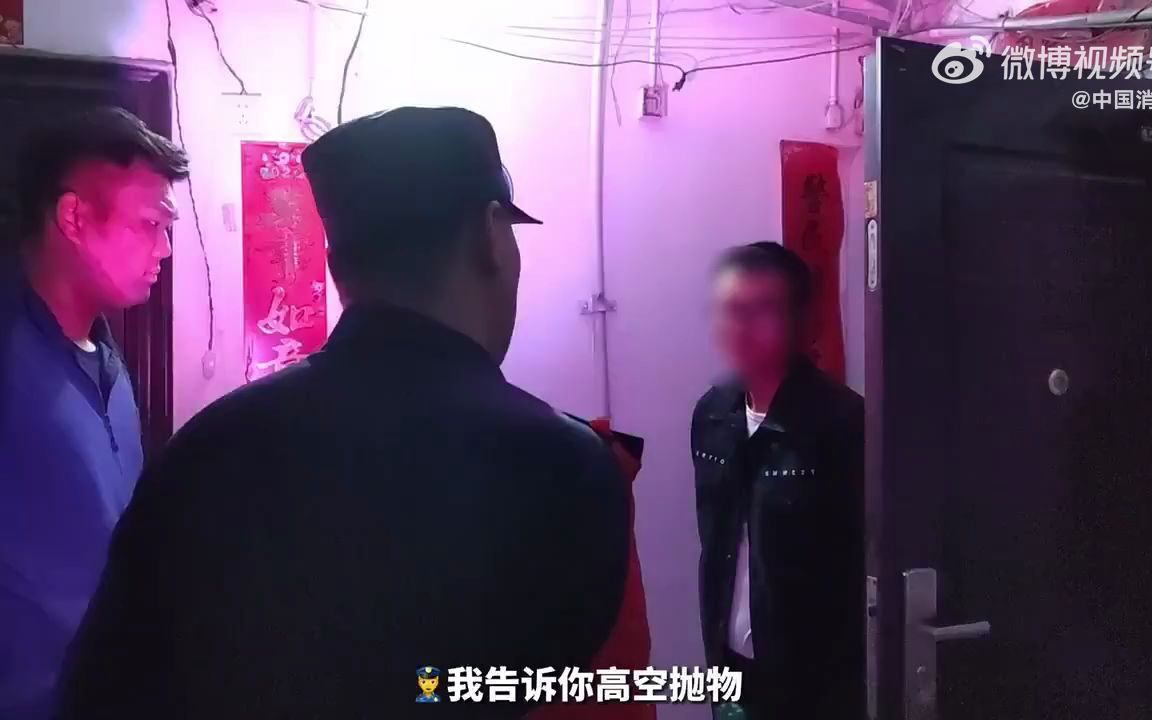 南昌#男子嫌消防出警太吵六楼扔一升1L绿茶饮料瓶#蓝朋友险些爆头哔哩哔哩bilibili