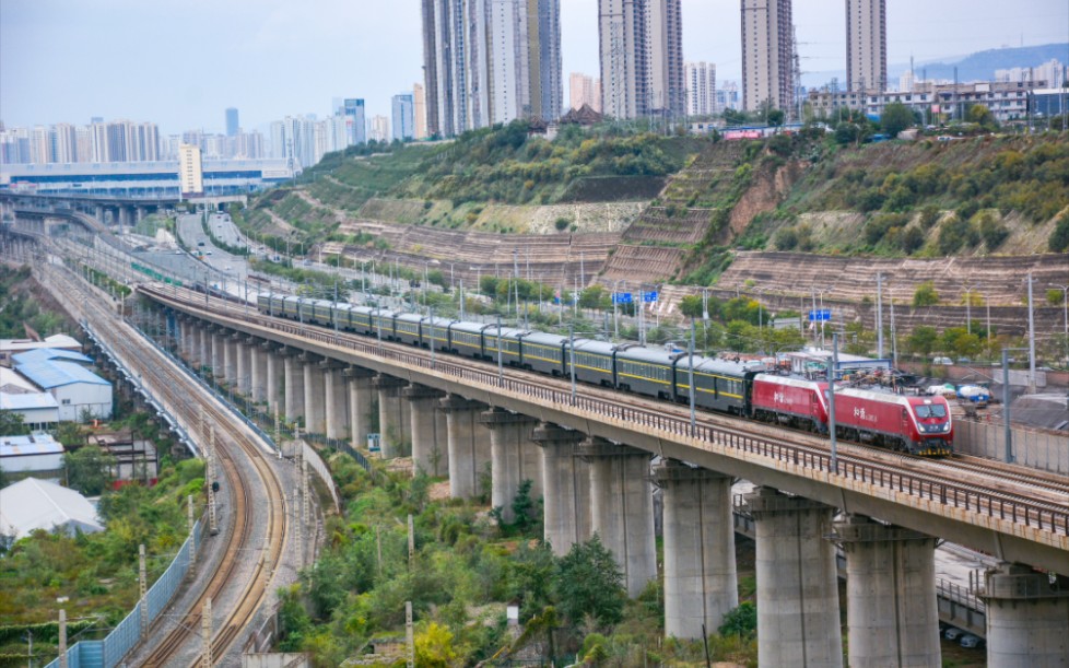 兰新客专直特列车,Z41 上海——乌鲁木齐 兰州西站出站爬坡哔哩哔哩bilibili