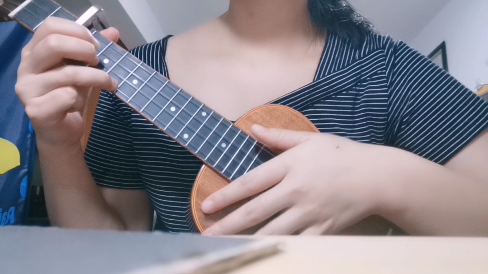 【粉红女郎片头曲大家来恋爱cover刘若英】尤克里里弹唱_哔哩哔哩