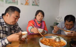 Tải video: 桃子姐和包立春去扯葱葱顺便除草，回家做一盆番茄滑肉汤，既是汤又是菜，吃得身上暖洋洋