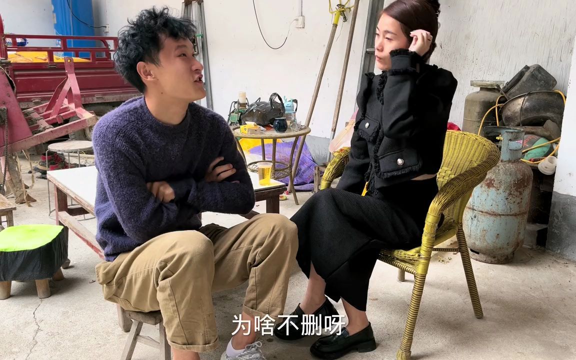 打工妹偷偷拿相亲男友手机玩,突然发现大秘密,男友紧张的冒汗