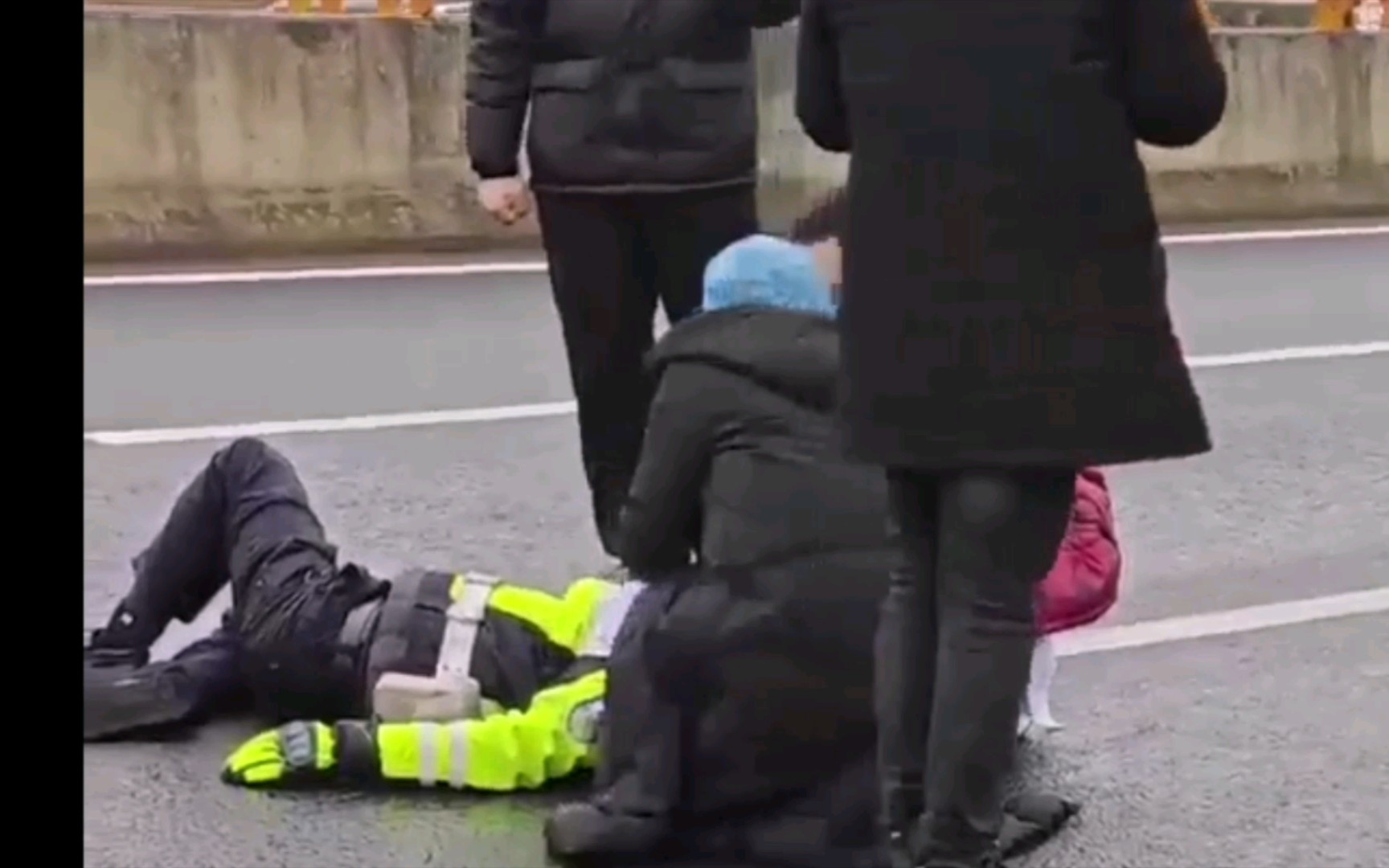 交警同志被撞了