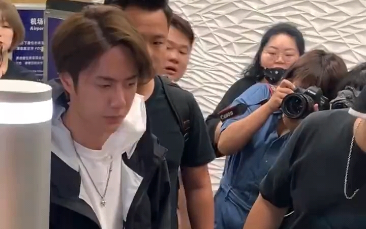 王一博一被拍就会很烦躁,但是如果一个拍他的人都没有 不会觉得尴尬吗