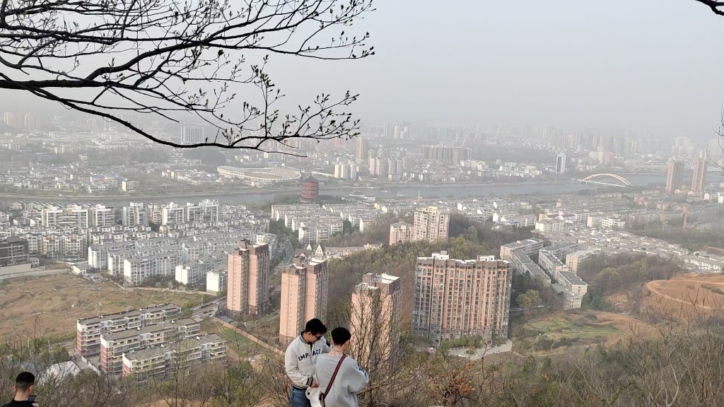 信阳贤山第5峰俯瞰信阳