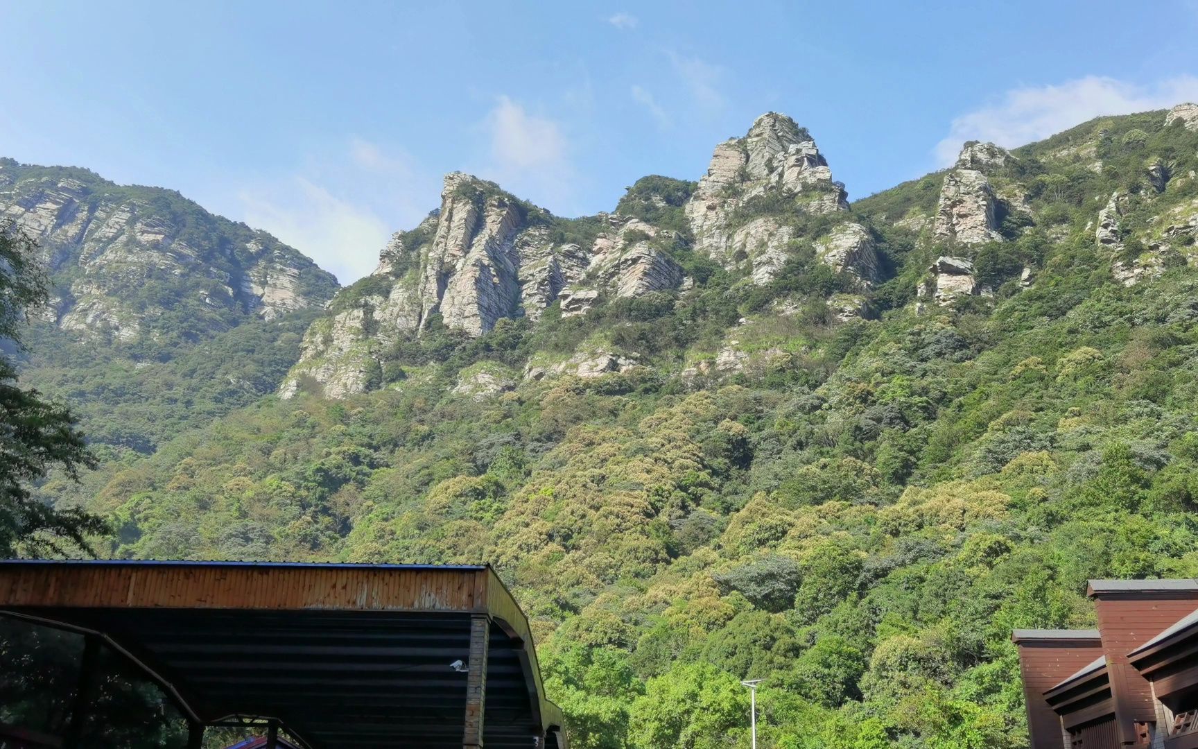 [图]庐山东门公路，在鄱阳湖平原仰望庐山五老峰