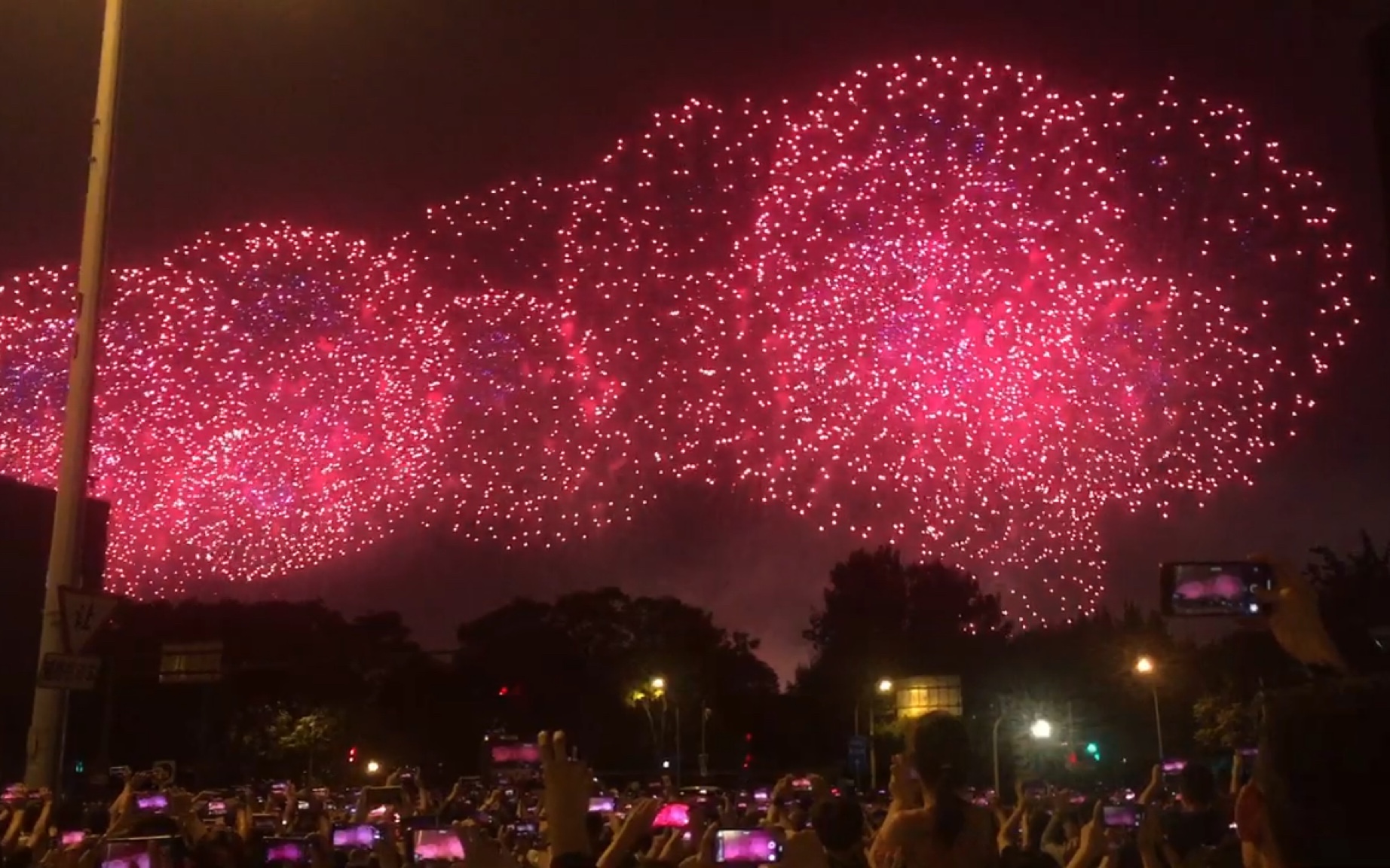 [图]伟大祖国70周年庆典 万人空巷观看烟花表演 全程高能 我和我的祖国同在