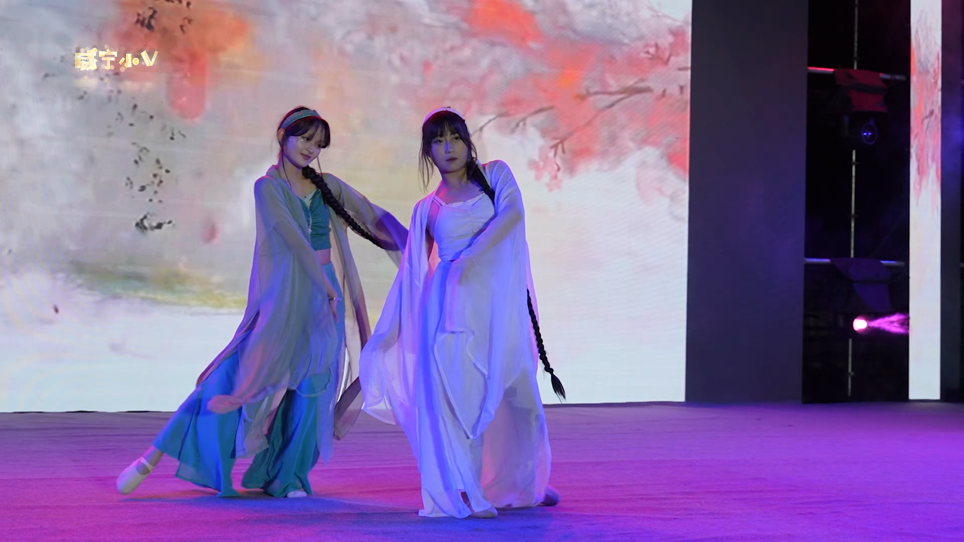 威宁民族中学艺术节舞蹈《前世今生》,白蛇与青蛇动作妖娆,身材妩媚