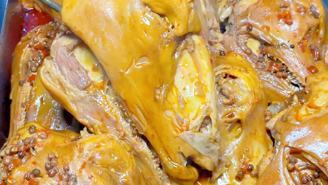 热乎乎的麻辣羊头出锅了