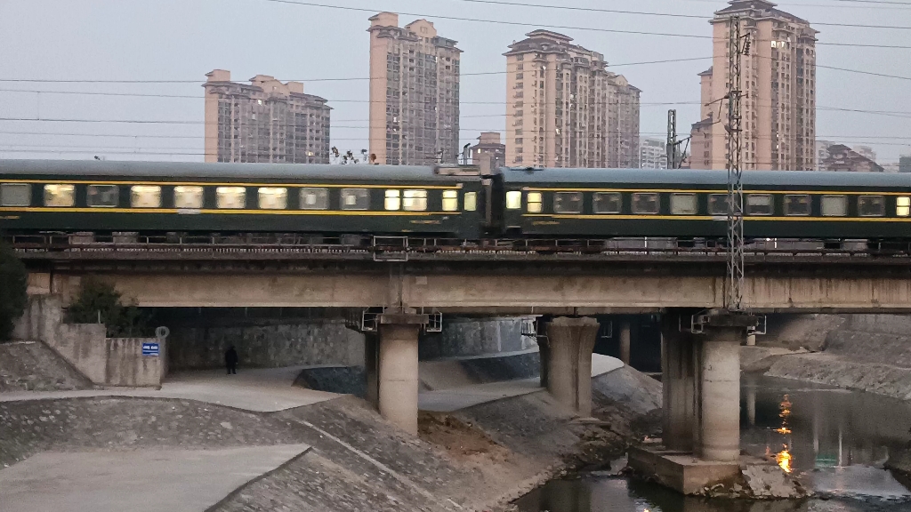 上局徐段hxd1d-0554牵引电客t242合肥站开出