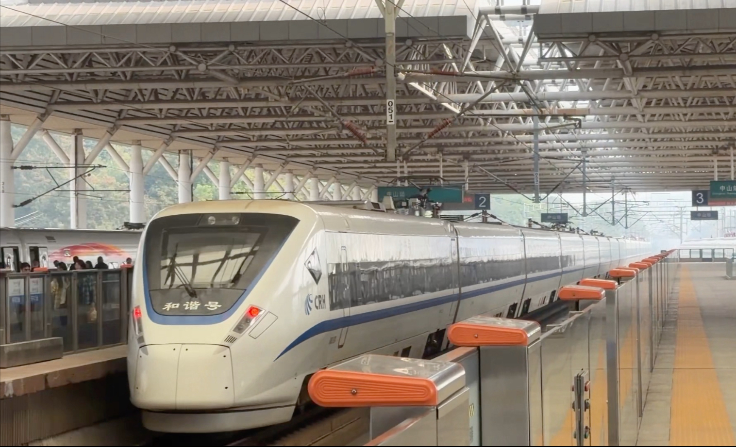 广珠城际铁路列车跨越中山站