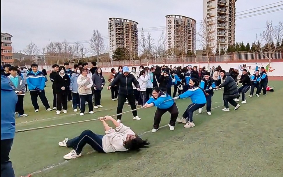 校园运动会拔河比赛,同学们团结协作、乐在其中,欢笑声不断哔哩哔哩bilibili