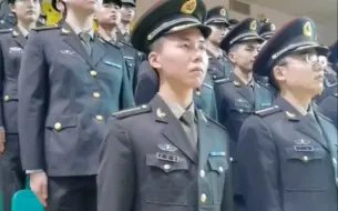 Скачать видео: 今天，他们从“一道杠”变成了“两颗星”兵哥哥 国防科技大学