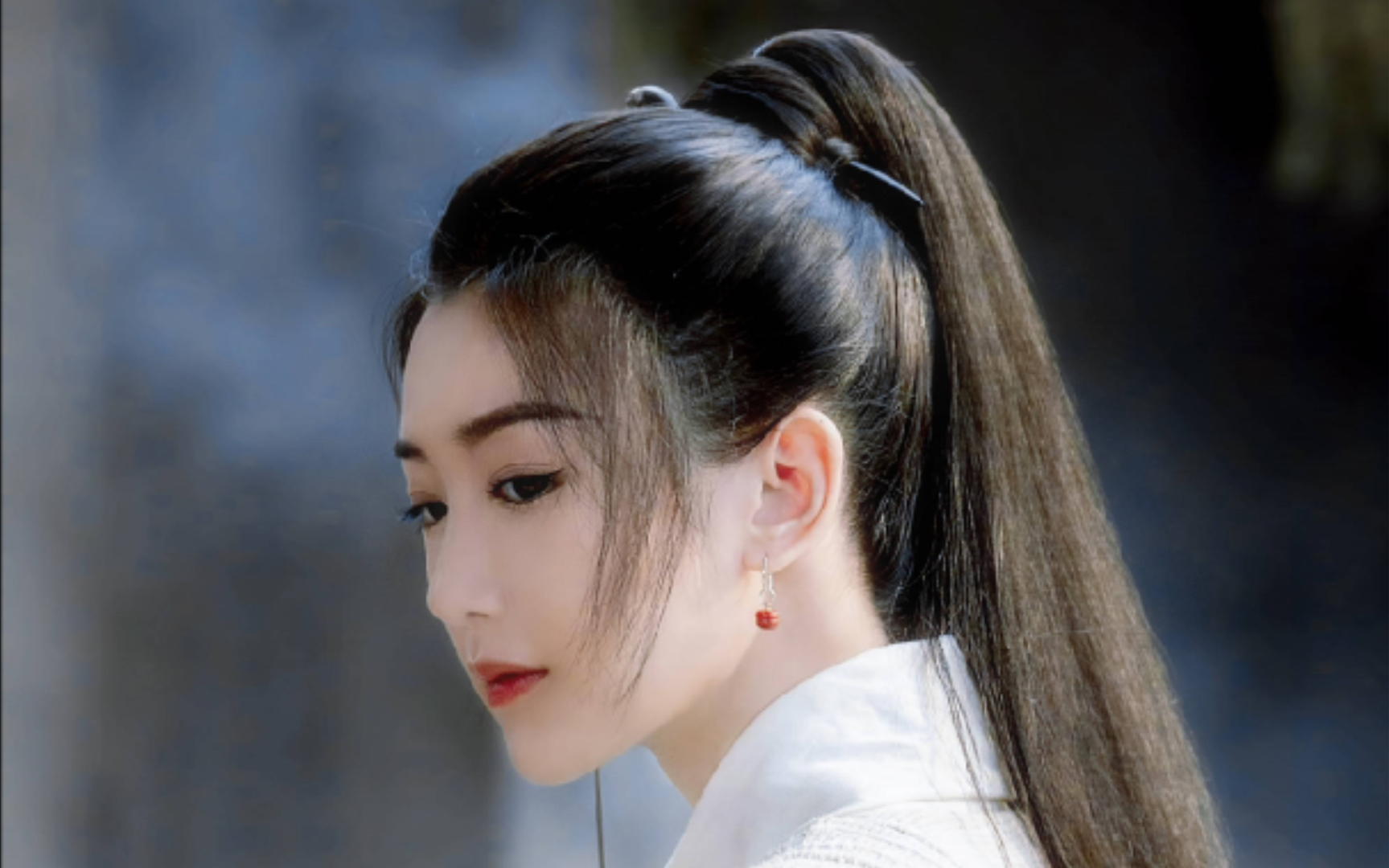 救命!毛晓彤古装新造型好飒,利落的高马尾,眼神坚定,好一个侠女!