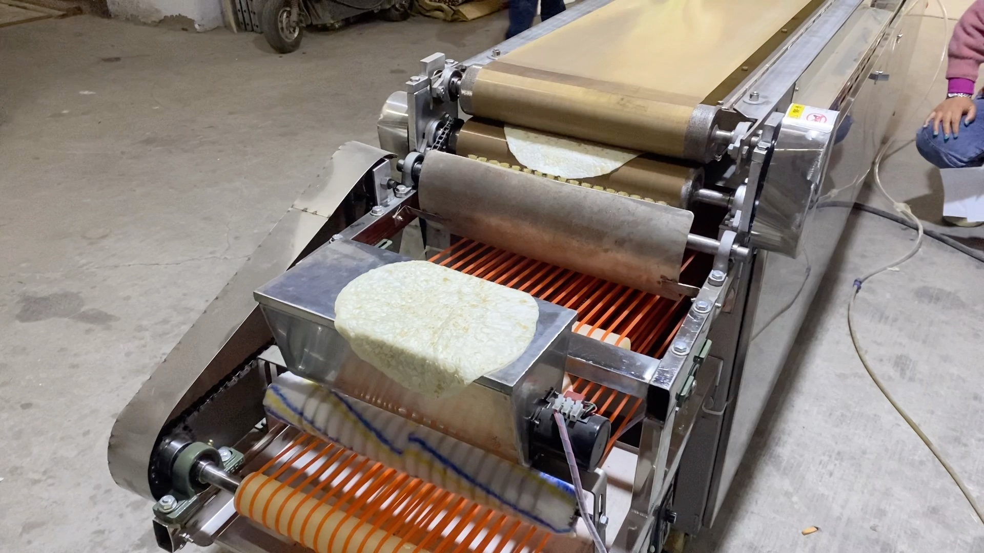 全自动烙馍机,圆形烙馍机制作烙馍了,新款烙馍机做烙馍速度快,效率高