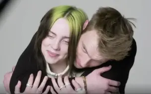 Скачать видео: [Billie Eilish]碧梨和哥哥一分钟表达他们对彼此的爱