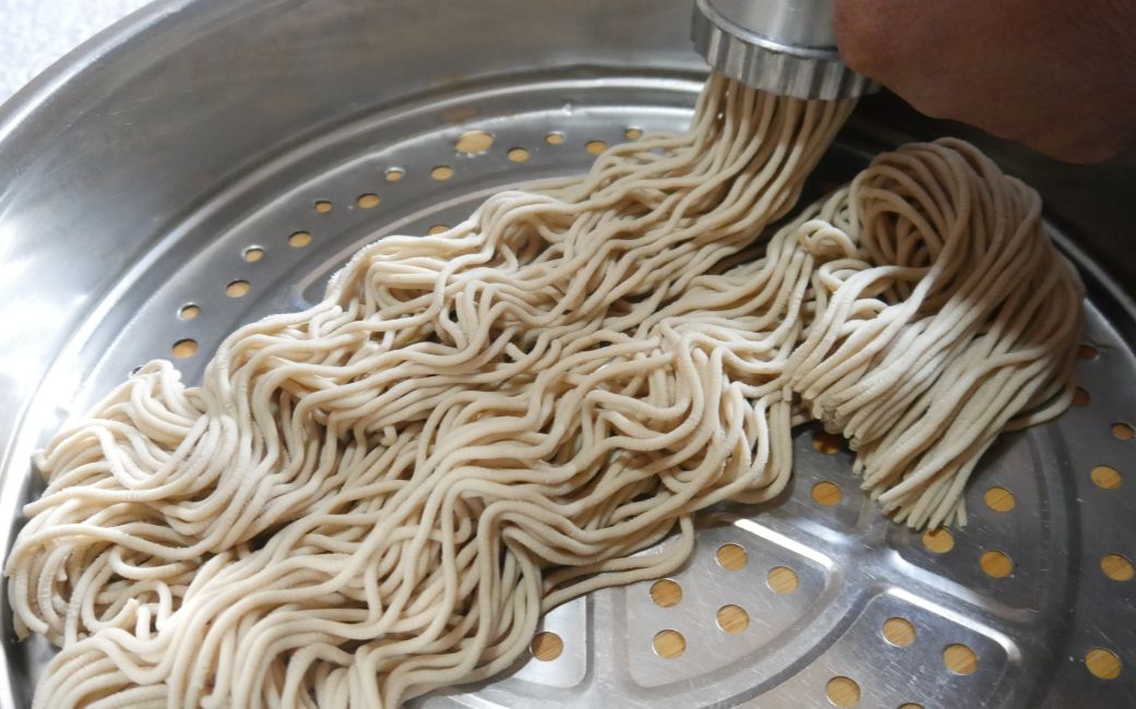 内蒙莜面饸烙地道吃法,开水一烫,不擀不切,3大盘不够你吃_哔哩哔哩