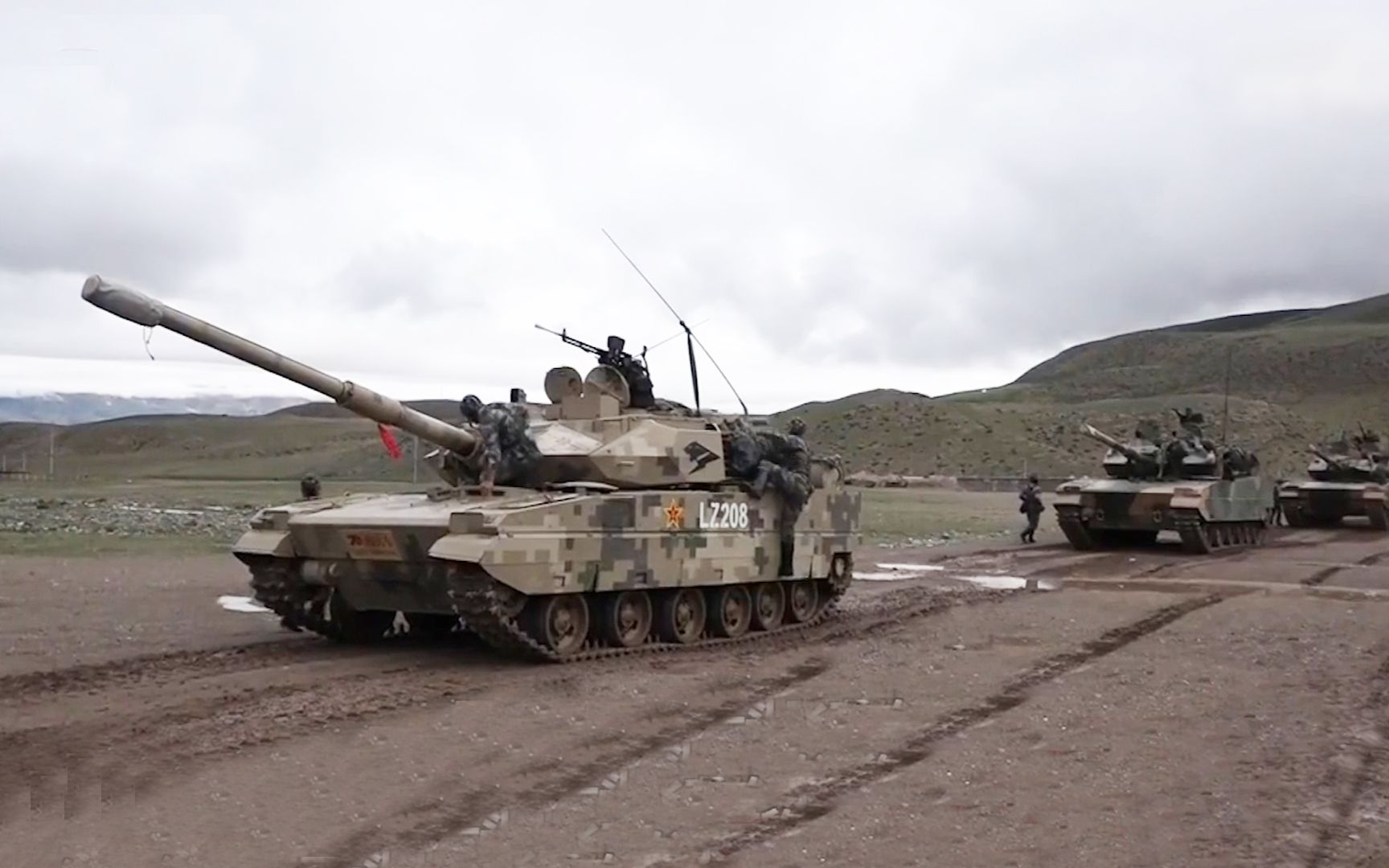 15式轻型坦克上高原 西藏军区战士给它打高分!_哔哩哔哩_bilibili