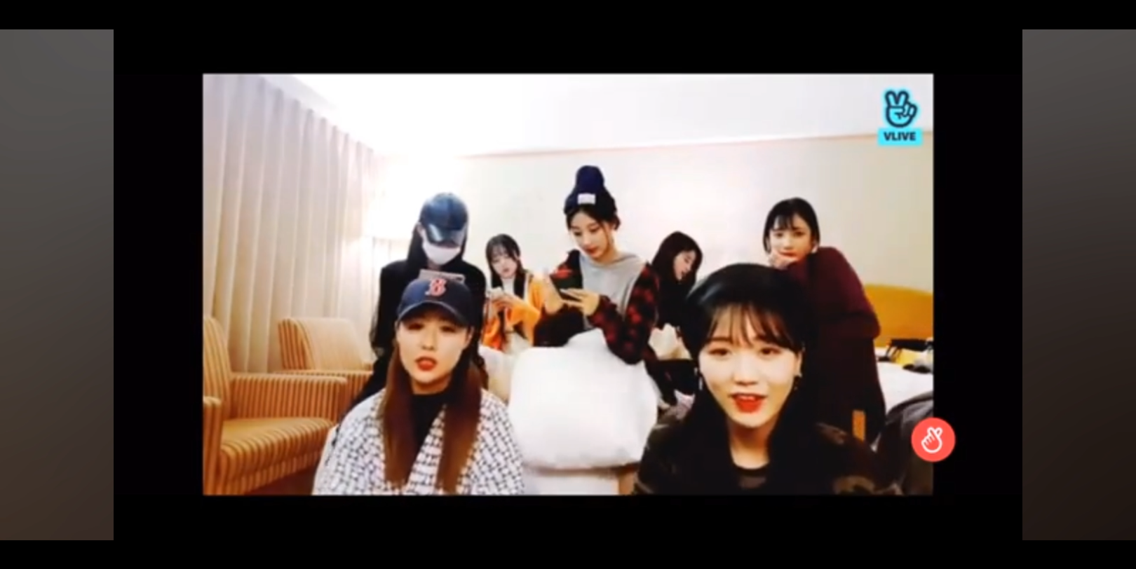 韩国小姐姐剧烈咳嗽仍然坚持做节目！几次咳得直不起腰！