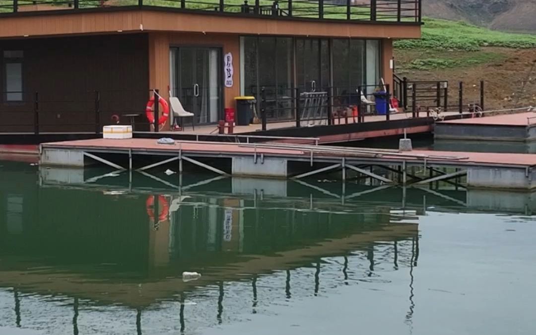 是钓鱼人才懂的快乐,在水上的钓鱼民宿酒店