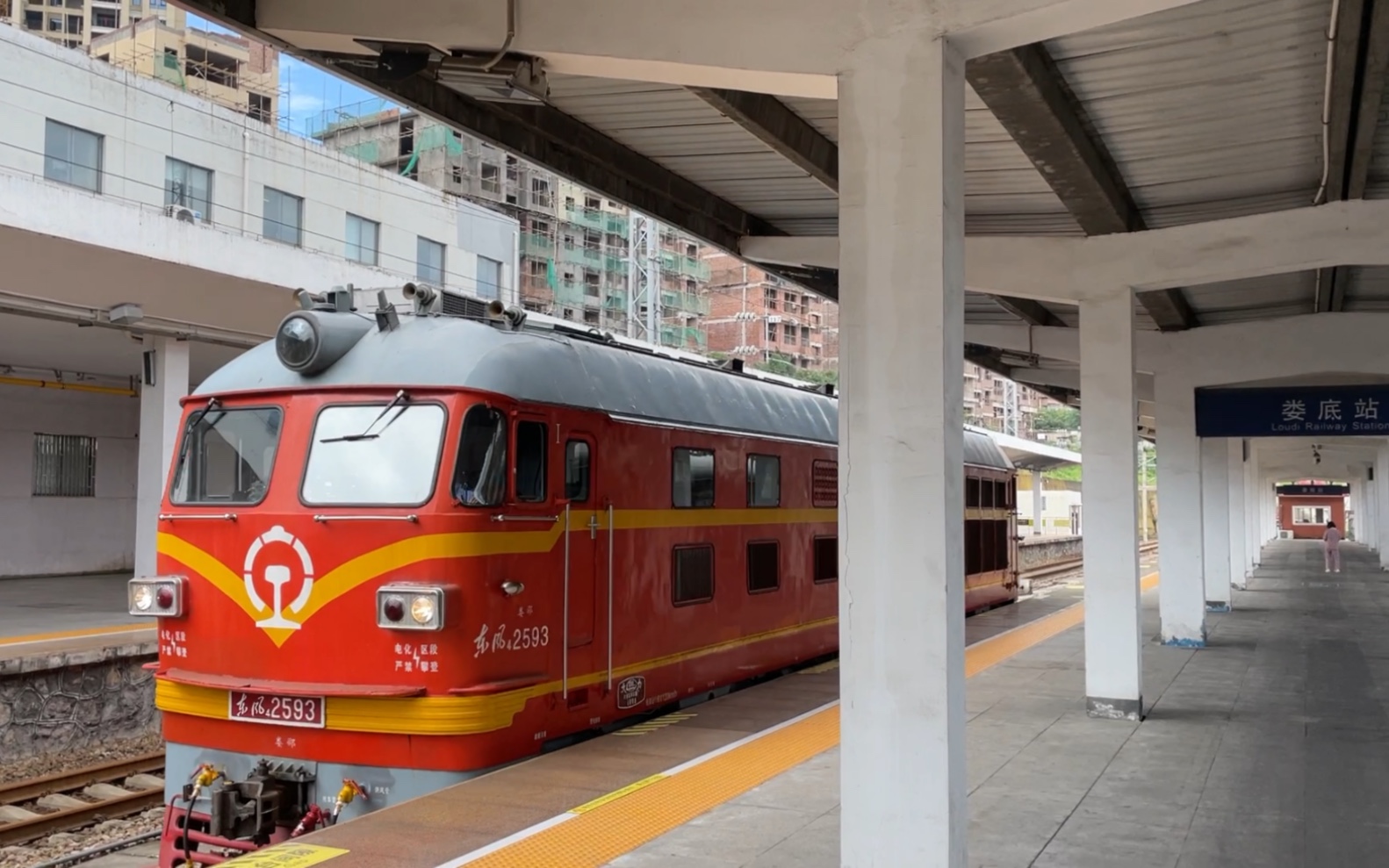 沪昆线娄底站广铁怀段df4b2593客车7279到达机车站内单机转线通过