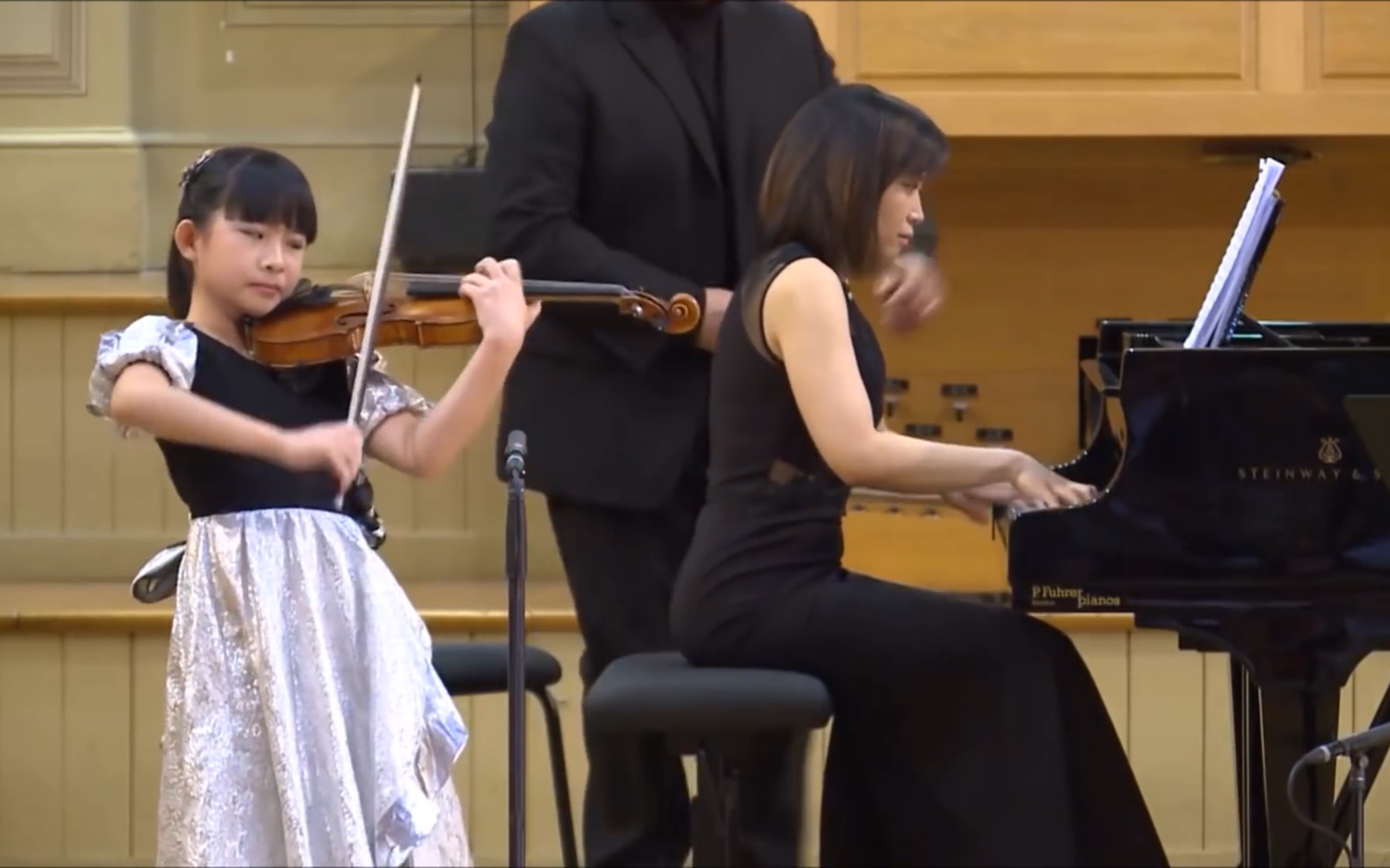 [图]蔡珂宜 & 胡拜伊-卡门华丽幻想曲 ~ 小提琴 Chloe Chua play Hubay Carmen Fantasie Brillante violin