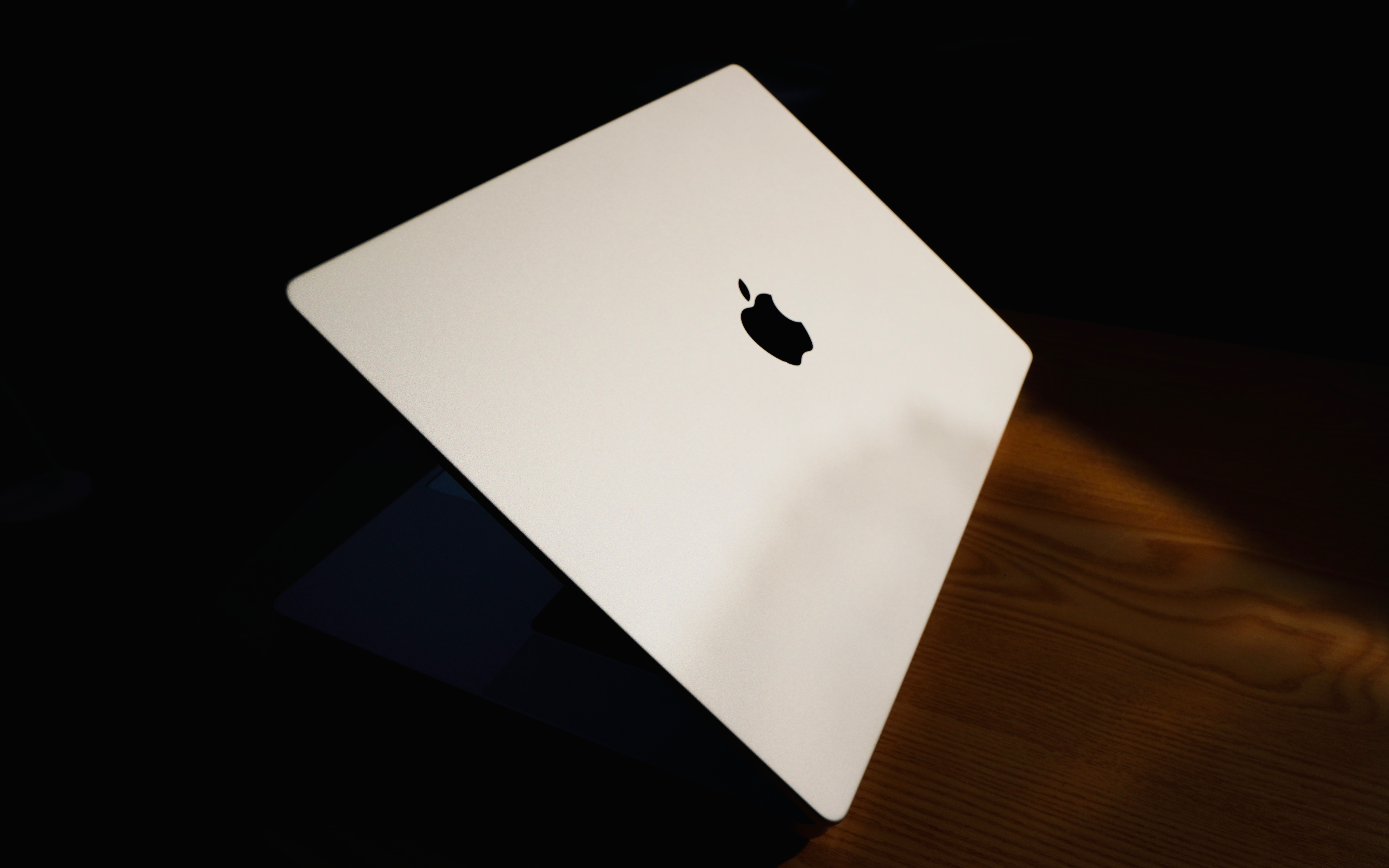 开箱这银白色真是美极了macbookpro202116寸银色标配版开箱feat和13寸