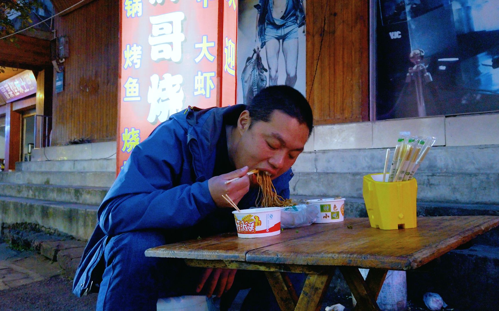 打工仔上班忙到晚上七点过一个人跑去夜市吃美食好吃还不贵