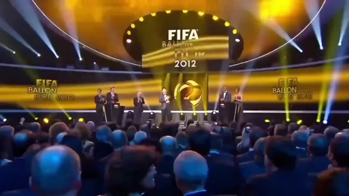 当莱昂内尔·梅西赢得2012年金球奖后,全场起立鼓掌.