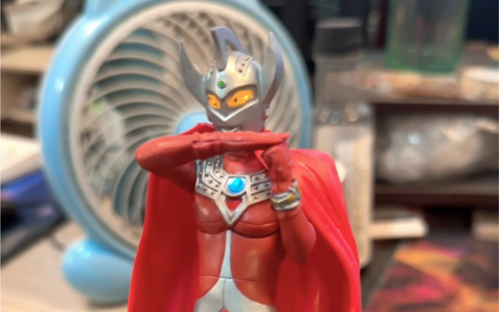 发光盒蛋 泰罗奥特曼光线手 还是挺不错的 披风是从软胶上借的(为了5