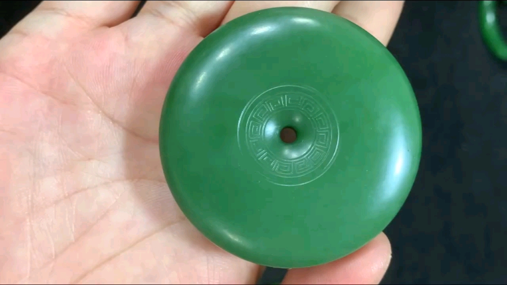 和田玉碧玉老俄碧玉阳绿大平安扣,颜色密度均匀,料子通透水润无黑裂