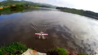 Скачать видео: 水上航模飞机，蜻蜓点水，栽个大跟头