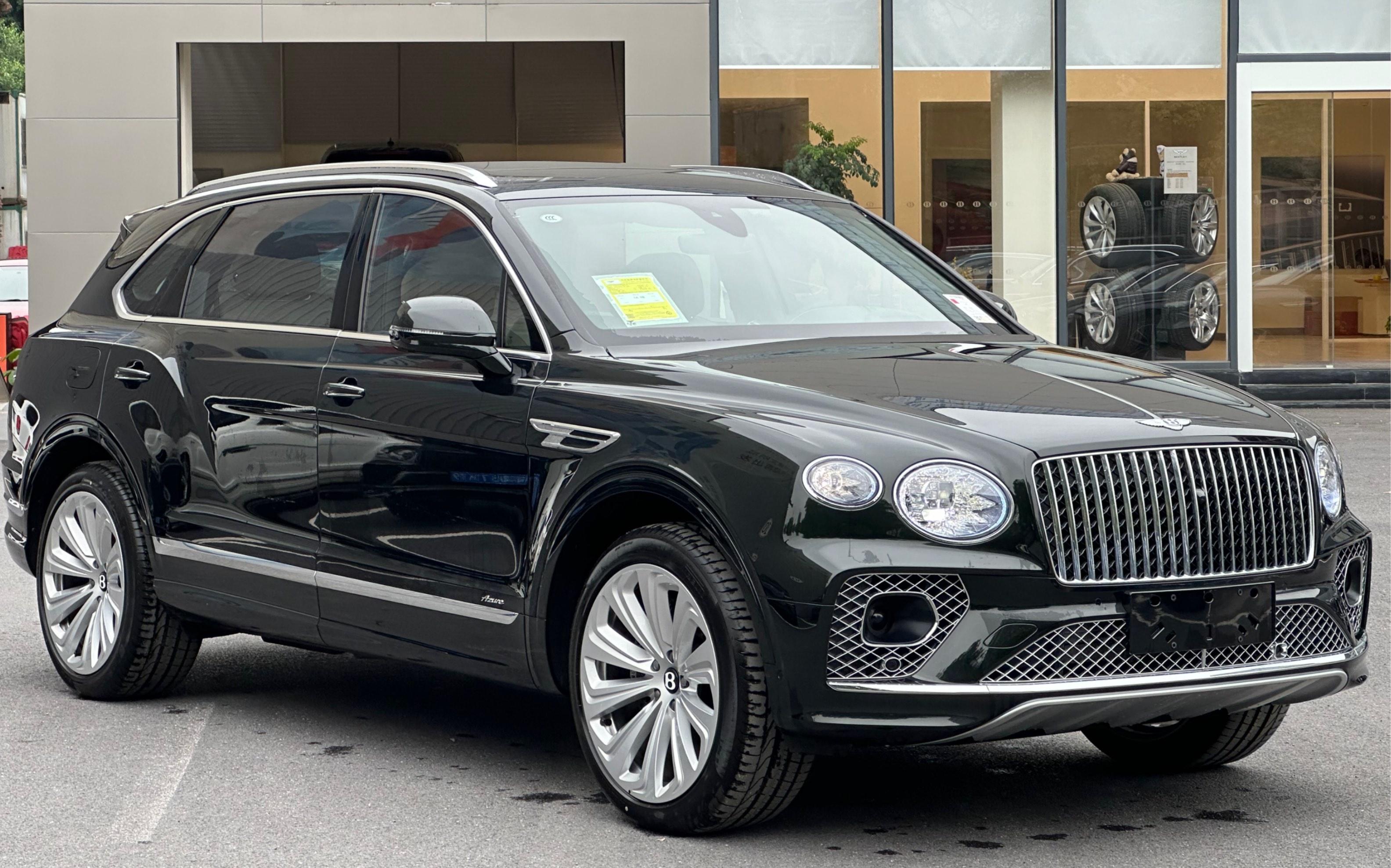 2023款宾利添越ewb加长版v8,黑绿宝石的颜色,显得特别与众不同