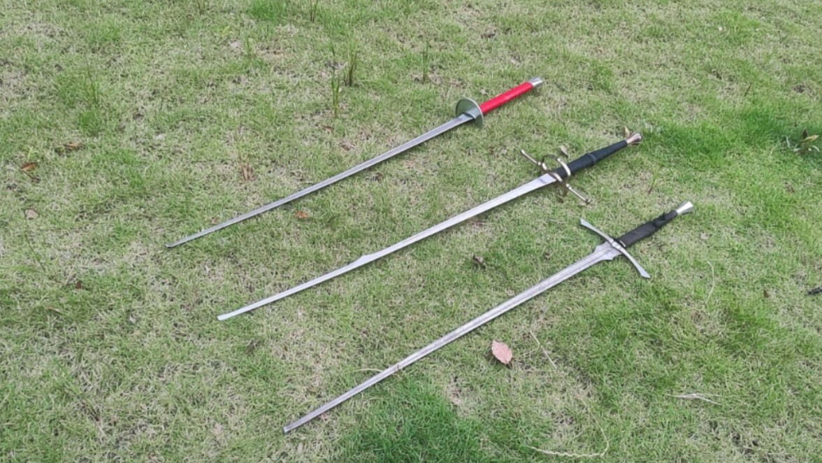 高大的欧洲剑客遇到爱偷手的东亚长刀手