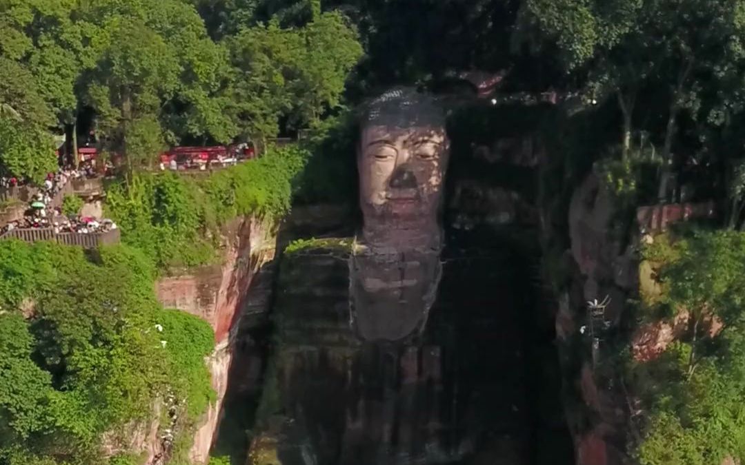 [图]佛是一座山，山是一尊佛。千百年来，这座世界最高的石刻大佛，静静坐落于岷江边，守护着这一方净土……