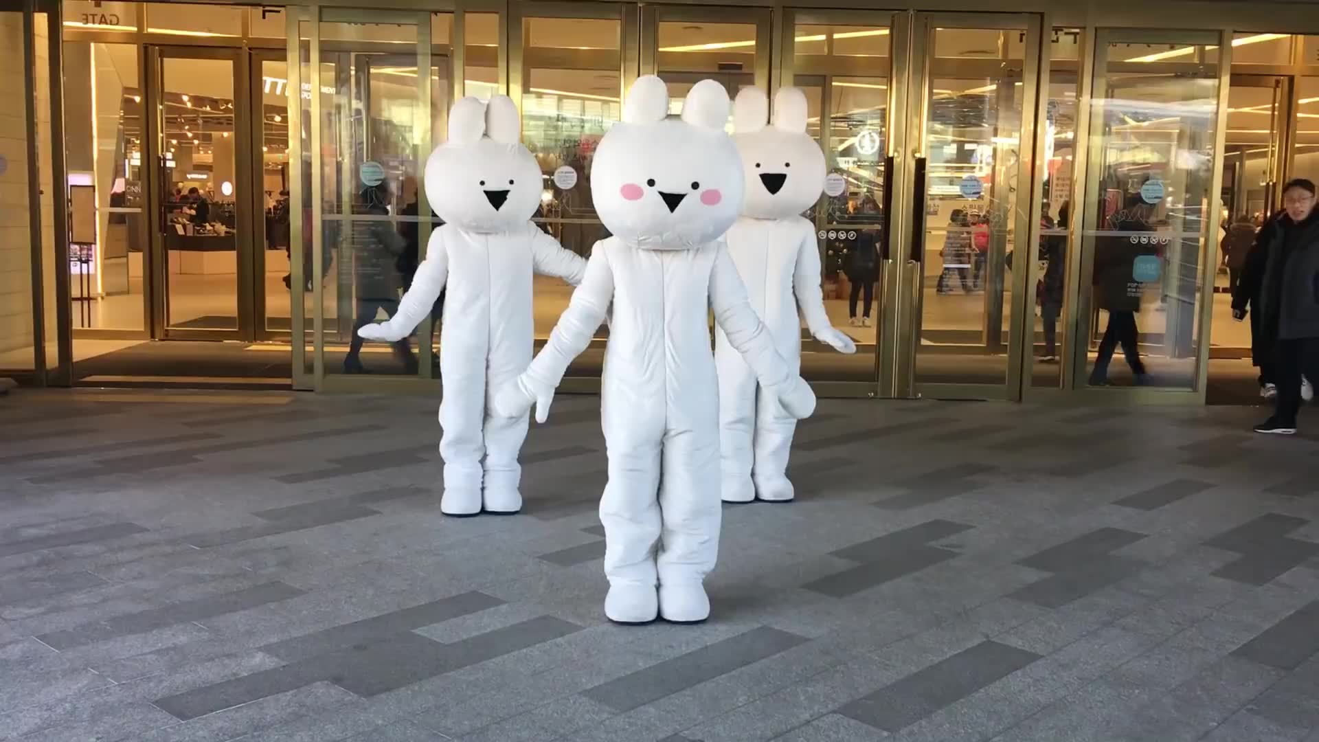 水原乐天商场兔子玩偶跳twice - heart shaker