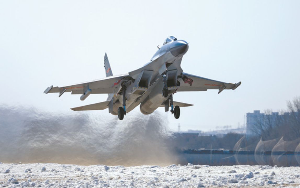 解放军歼-11b挂新型吊舱 或化身"轰炸机"对地打击