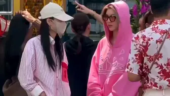 陈奥想闻闻jeje，邝玲下意识伸手想抱抱～