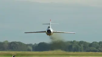 Video herunterladen: MiG-17 米格17 高速通场