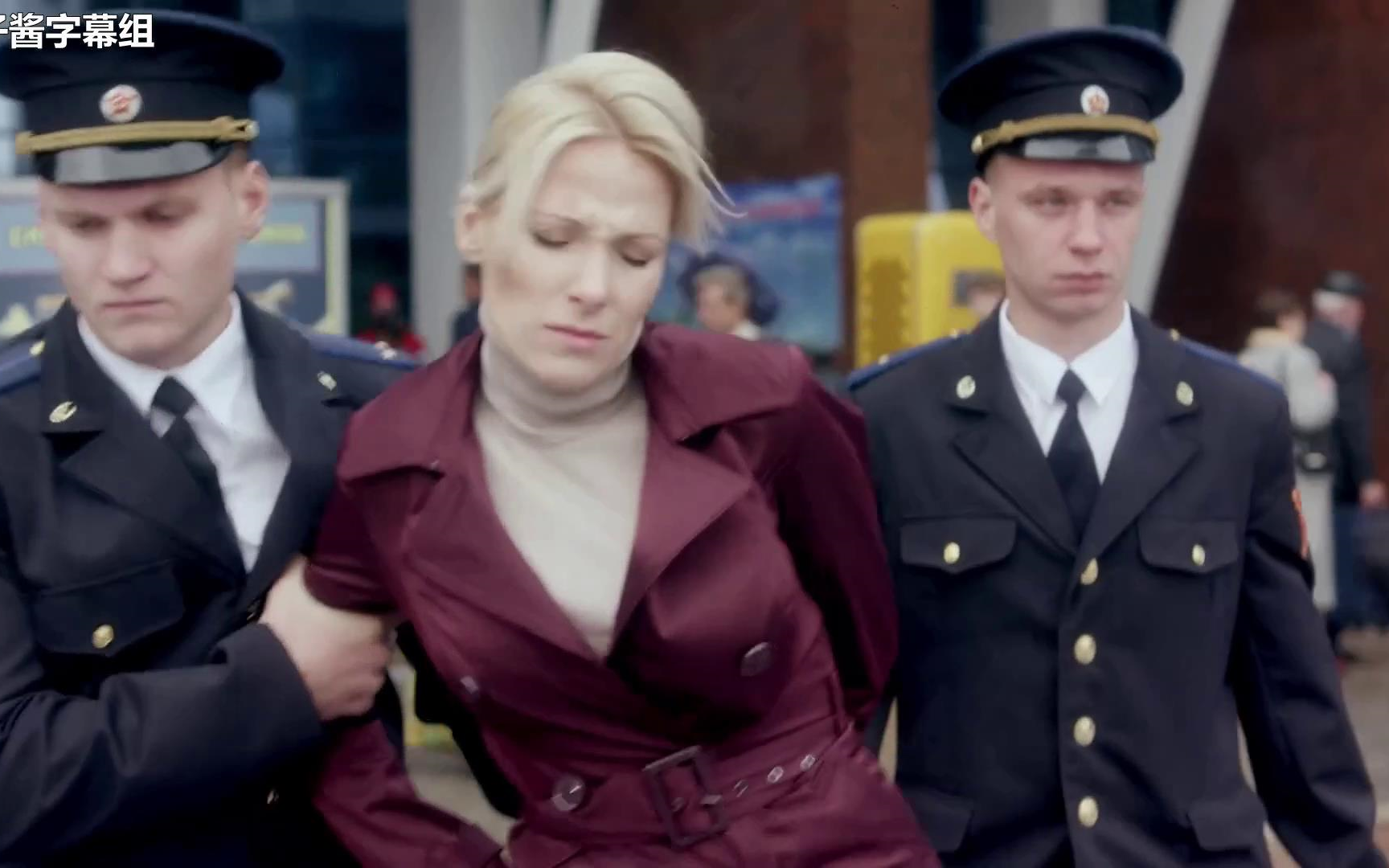 美国女间谍盗走重要文件苏联警察在机场机场将其抓获