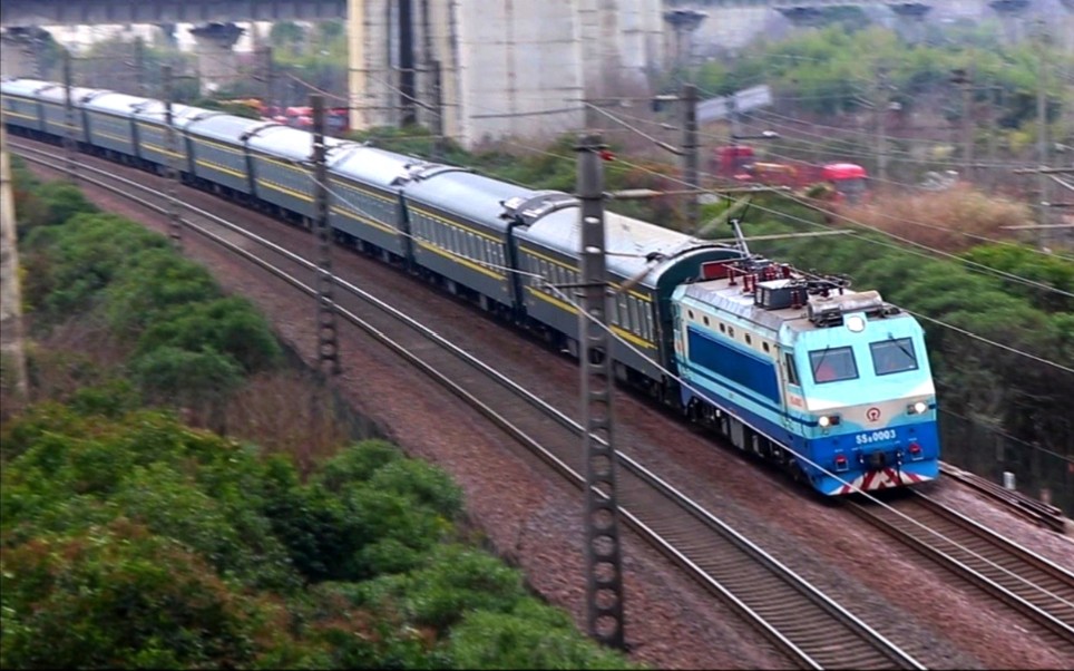 k4086(成都-上海南)接近衢州站,本务上局沪段ss8 0003(上沪最小号韶八