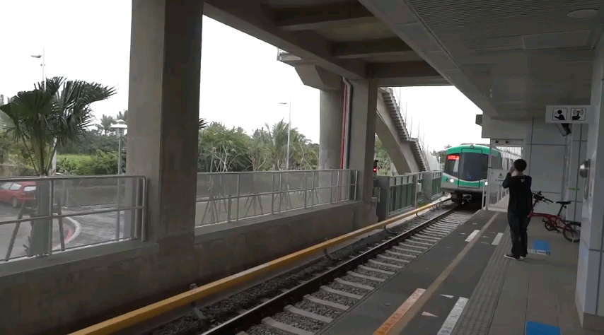 高雄地铁红线进南岗山站_哔哩哔哩_bilibili