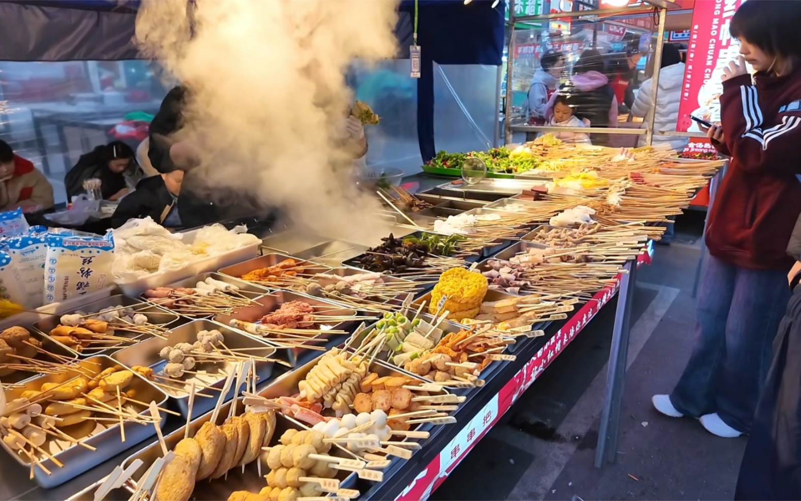 大连小吃街，玉米面贴饼子2元，酸甜鸡架12元，烤玉米5元，没花多少钱吃顶了