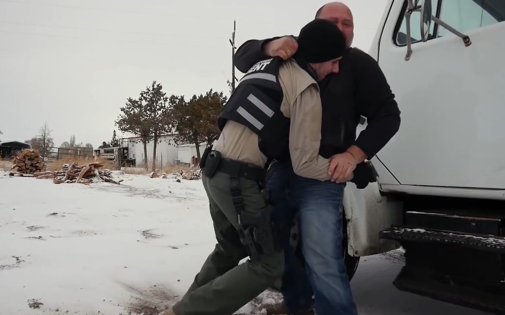 【美国抓捕秀】美国赏金猎人patty mayo抓捕巨汉,摄影师jared助攻