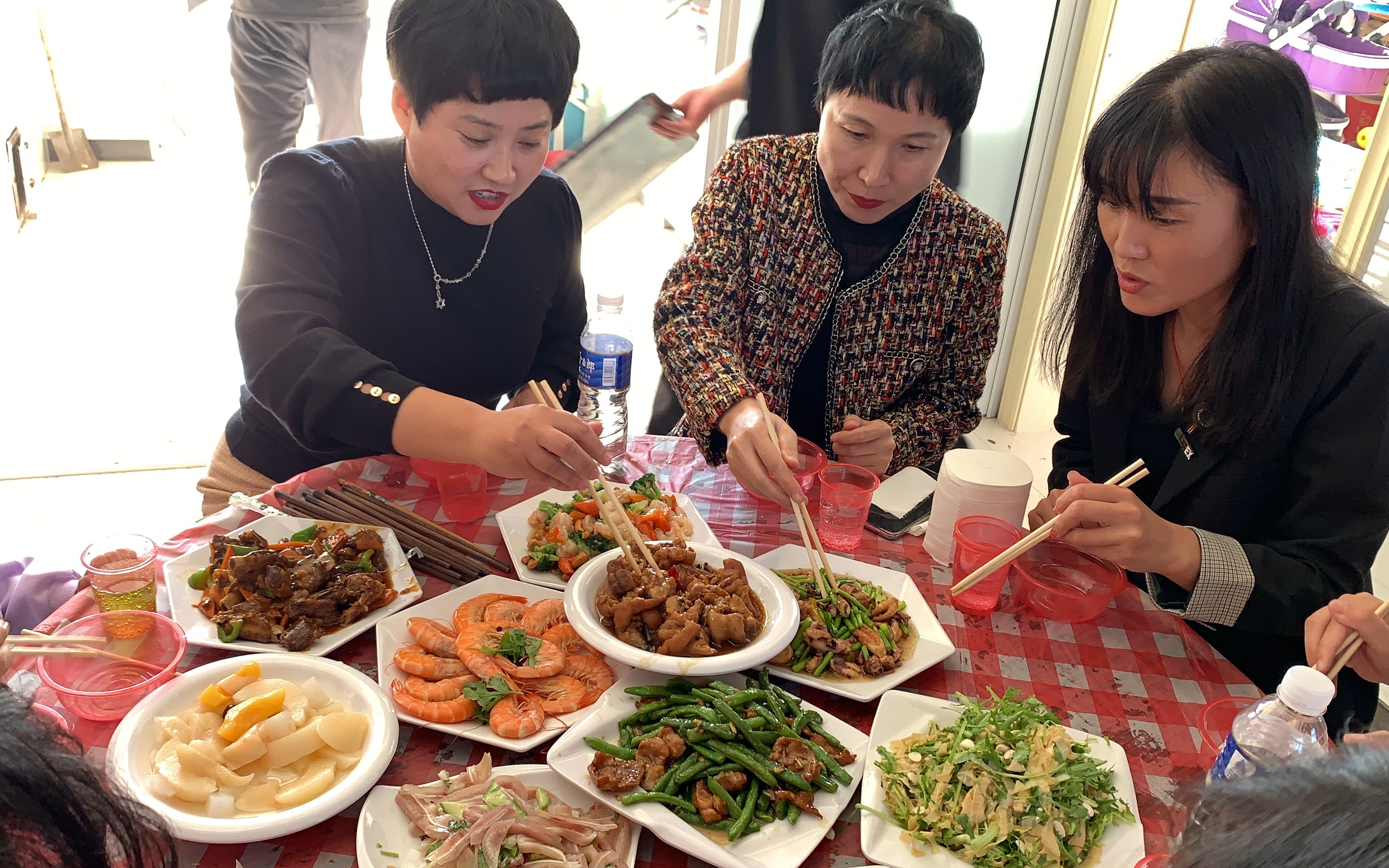 大外甥过满月,亲戚都来祝贺,祝小宝贝身体健康!茁壮成长!哔哩哔哩bilibili