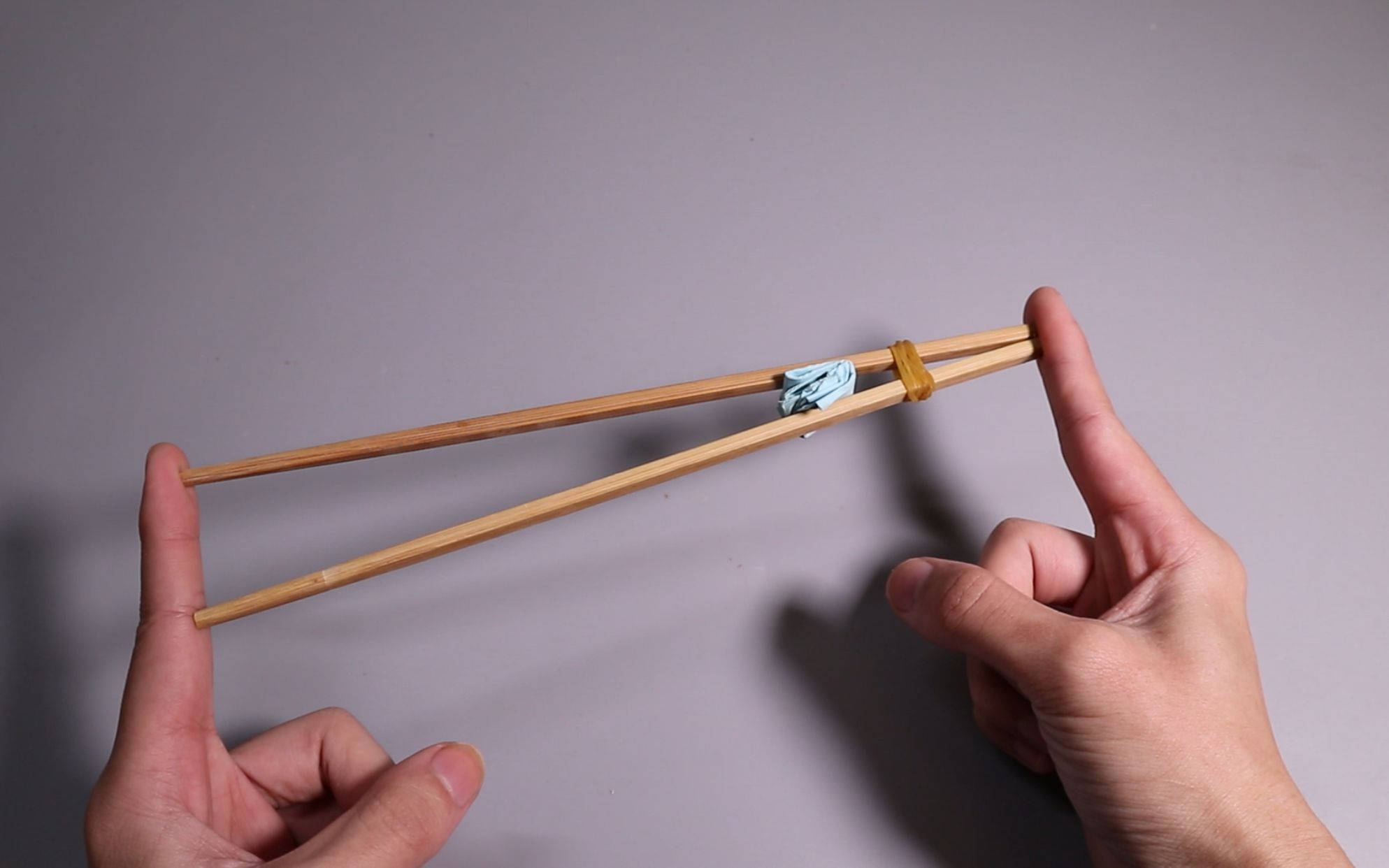 两根筷子用橡皮筋绑在一起放在客厅家里客人看了都抢着用