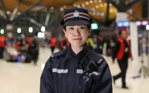 Скачать видео: 港珠澳大桥香港口岸军装巡逻小队的一天-香港警察