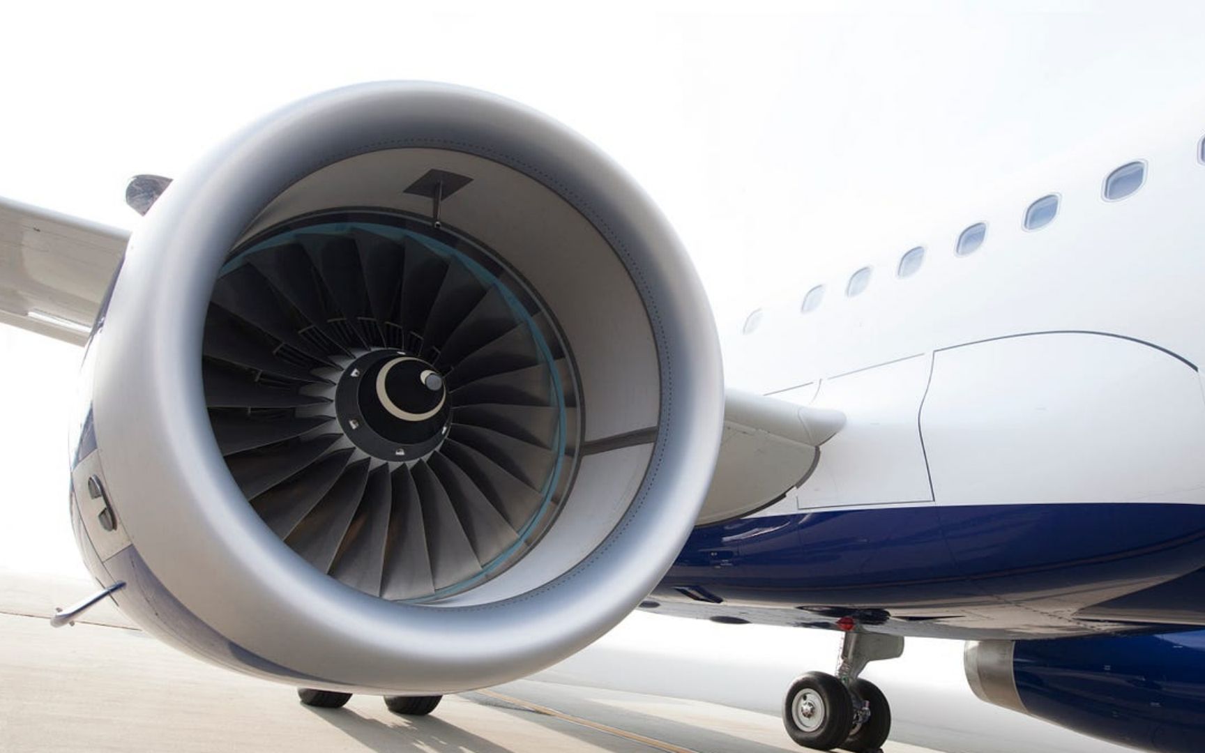 飞机发动机的叶片竟然是松动的,但却很科学,这是什么原理?